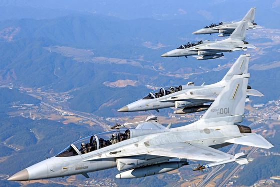 The FA-50 light attack jets fly in a formation during the Seoul ADEX 2021 exhibition event in October 2021. [MINISTRY OF NATIONAL DEFENSE]