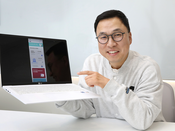 Kim Bum-seop, CEO and Founder of Jobis & Villains, shows a main interface of its 3.3 tax reporting app at its office in Gangnam District, southern Seoul. [PARK SANG-MOON]