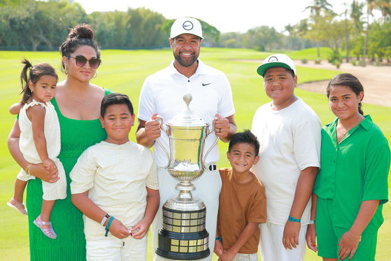 Tony Finau of the United States, his wife Alyna and their children pose for a picture after the final round of the Mexico Open at Vidanta on April 30 in Puerto Vallarta, Jalisco.  [GETTY IMAGES]