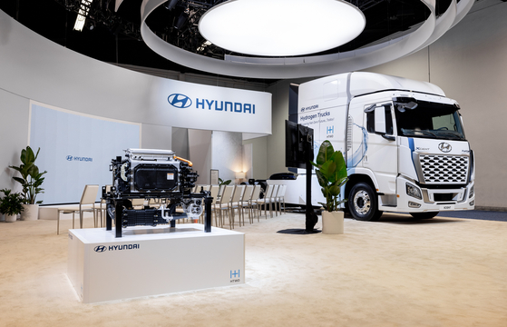 Hyundai Motor's Xcient hydrogen-powered tractor on display at the Advanced Clean Transportation Expo 2023 in California on Wednesday. The latest 37.2-ton truck is a model dedicated for the North American region and can run 720 kilometers on a single charge. [HYUNDAI MOTOR]