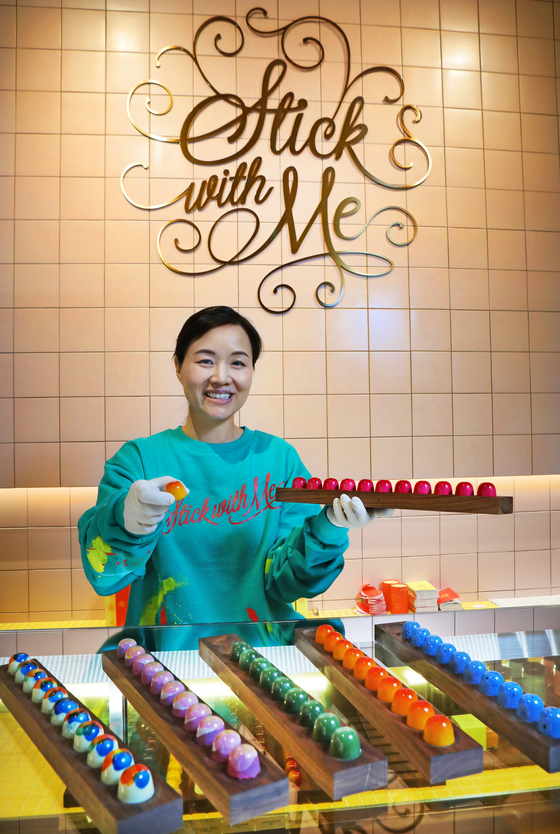 Susanna Yoon poses for the camera with her bonbons at the new Stick With Me Sweets store in Gangnam District, southern Seoul. [PARK SANG-MOON]