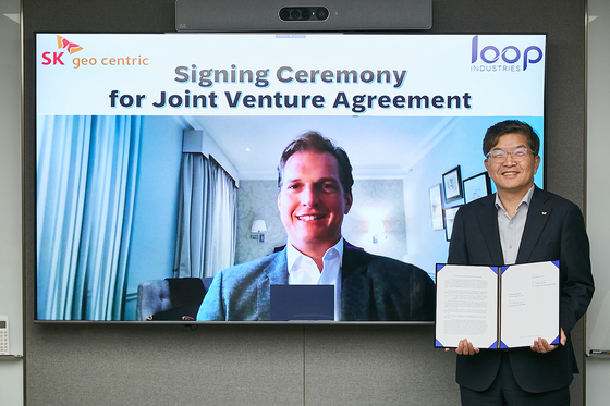 SK geo centric CEO Na Kyung-soo poses for a photo with Loop Industries CEO Daniel Solomita after they signed an agreement to build a plastic recycling plant in Ulsan. [SK GEO CENTRIC]