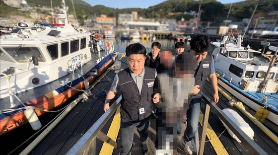 Tongyeong Coast Guard in South Gyeongsang apprehends foreign nationals working as fishing boat crewmembers for alleged drug offenses. 