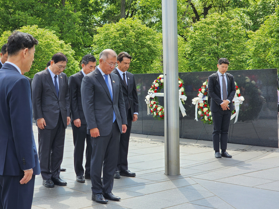 Hyundai Motor Group Executive Chair Euisun Chung pays respects to the war dead in silence at the Korean War Veterans Memorial in Washington on April 26, according to a photo released by the Korea-US Alliance Foundation. Chung and other executives of Hyundai Motor including CEO Chang Jae-hoon and President Jose Munoz accompanied President Yoon Suk Yeol on a weeklong state visit to the U.S. in late April. [KOREA-US ALLIANCE FOUNDATION]