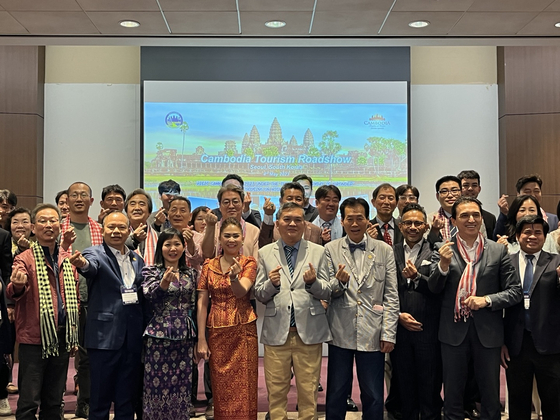 Long Phirum, secretary of state of the Ministry of Tourism of Cambodia, fourth from front left, and members of the tourism agencies of Cambodia and Korea at a roadshow hosted by the ministry and the Cambodian Embassy in Seoul on Thursday. [ESTHER CHUNG]