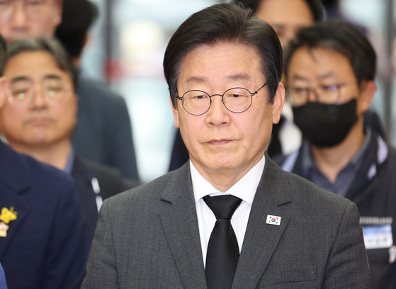 Democratic Party leader Lee Jae-myung at a funeral of a construction labor union official Yang Hee-dong, who died after setting himself on fire in protest to the investigation against him for business obstruction and blackmail, in Seoul on Thursday. [YONHAP] 