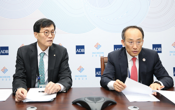 Bank of Korea Gov. Rhee Chang-yong, left, and Finance Minister Choo Kyung-ho at a meeting held Thursday morning in Incheon following the Federal Reserve's decision to raise the rate by 25 basis points. [BANK OF KOREA]