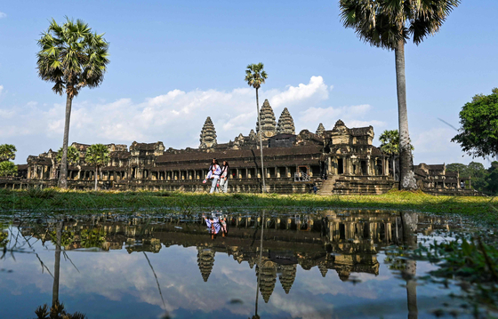 Tourists visit the Angkor Wat temple complex, a Unesco World Heritage Site, in Siem Reap province on Jan. 16. [AFP/YONHAP] 