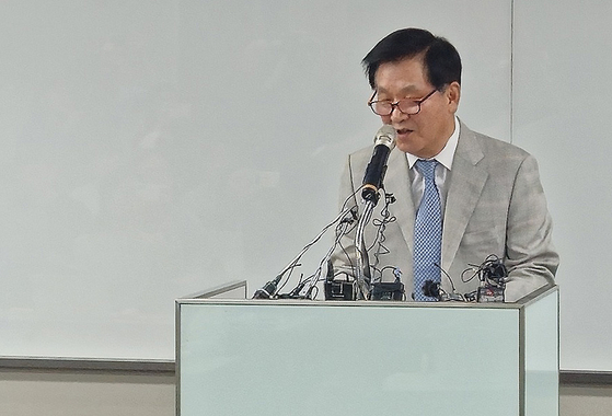 Daou Kiwoom Group Executive Chairman Kim Ik-rae gives a public apology during a press conference at the Kiwoom Securities headquarters in Yeouido, western Seoul on Thursday. [NEWS1]
