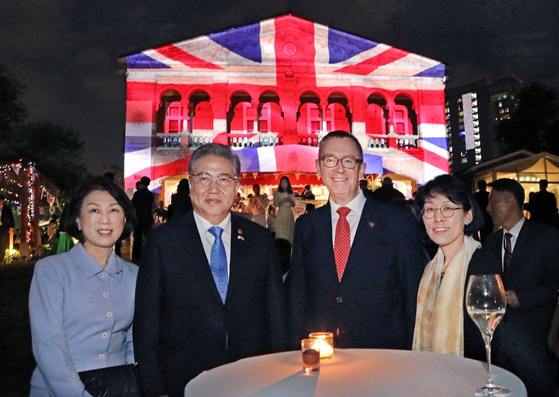 Foreign Minister Park Jin, second from left, and British Ambassador to Korea Colin Crooks, third from left, with their spouses, celebrate the upcoming coronation of King Charles III and Queen Camilla with a garden party at the British diplomatic residence in Seoul on Wednesday. [PARK SANG-MOON]