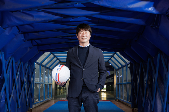 Kim Byung-soo poses with a Suwon Samsung Bluewings ball in a photo released by the club on Thursday.  [YONHAP]