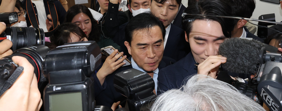People Power Party executive council member Rep. Tae Yong-ho is surrounded by reporters after speaking at a press conference at the National Assembly, western Seoul on Wednesday. [YONHAP]