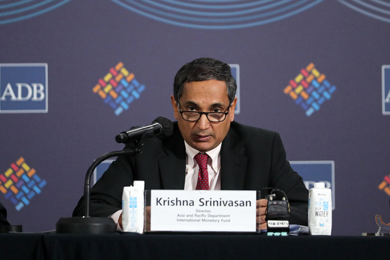 Krishna Srinivasan, who heads the IMF's Asia and Pacific Department, speaks at a press conference Thursday held during the 56th Asia Development Bank meeting being held in Incheon through Friday. [NEWS1]