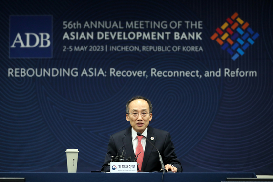 Finance Minister Choo Kyung-ho speaks at a press conference held during the Asia Development Bank meeting in Incheon Thursday. [NEWS1]