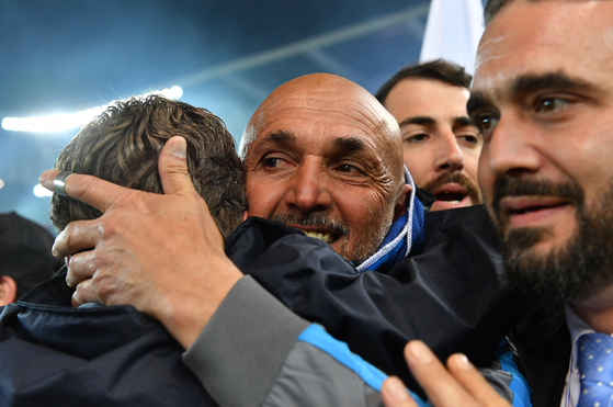 Napoli coach Luciano Spalletti celebrates with fans after winning the Serie A title at the Dacia Arena in Udine, Italy on Thursday.  [REUTERS/YONHAP]