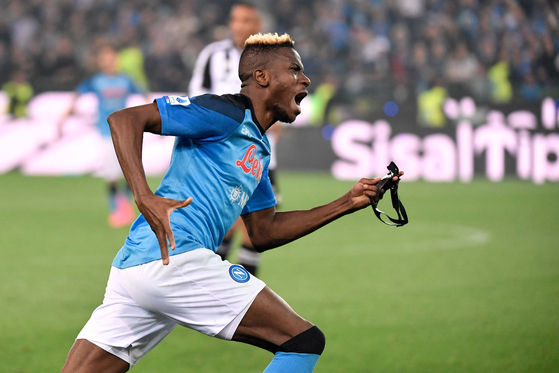Napoli forward Victor Osimhen celebrates Napoli winning the Scudetto title after the referee blew the final whistle in a Serie A match against Udinese at the Dacia Arena in Udine, Italy. [AFP/YONHAP]