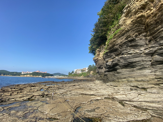 The cliff of Chaeseokgang stands over Gyeokpo Beach in Buan Country, North Jeolla. [KIM HONG-JUN]