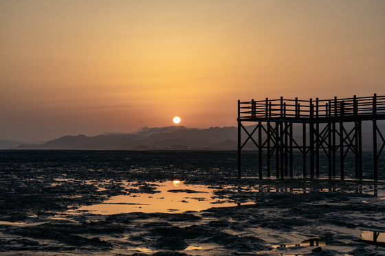 The sunset view of Julpo Bay Tidal Flat in Buan Country, North Jeolla is known to be exceptionally beautiful. [BAEK JONG-HYUN]