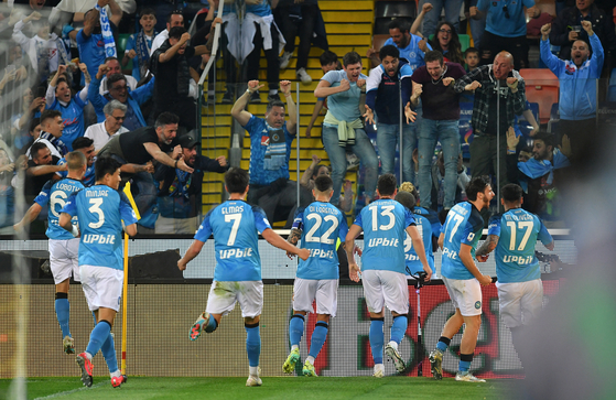 Napoli players celebrate after Victor Osimhen scored a crucial equalizer that ultimately secured them the Serie A title during a game against Udinese in Udine, Italy on Thursday.  [REUTERS/YONHAP]