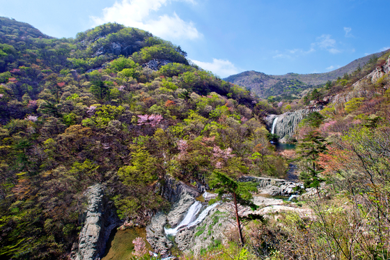 Jikso Falls in Buan County, North Jeolla. [LIM HYUN-DONG]
