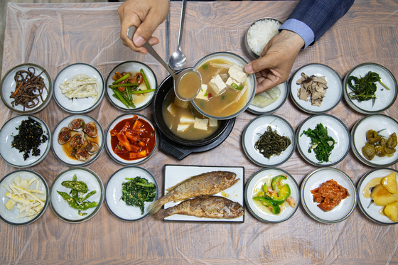 Side dishes served at a restaurant in Gurye, South Jeolla [CHOI SEUNG-PYO]