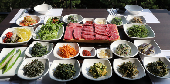 A restaurant in Yeoju, Gyeonggi, serving various side dishes with meat. [SHIN IN-SUP]
