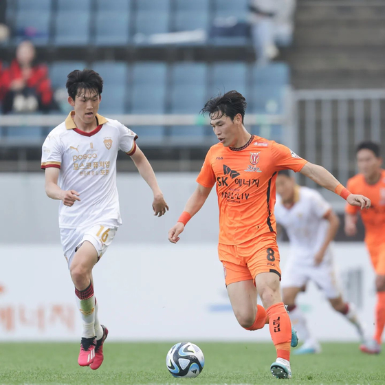 Jeju United's Lee Chang-Min, right, dribbles during a K League game against the Pohang Steelers at Jeju World Cup Stadium in Seogwipo, Jeju in a photo shared on Jeju's official Facebook account on Sunday. [SCREEN CAPTURE] 