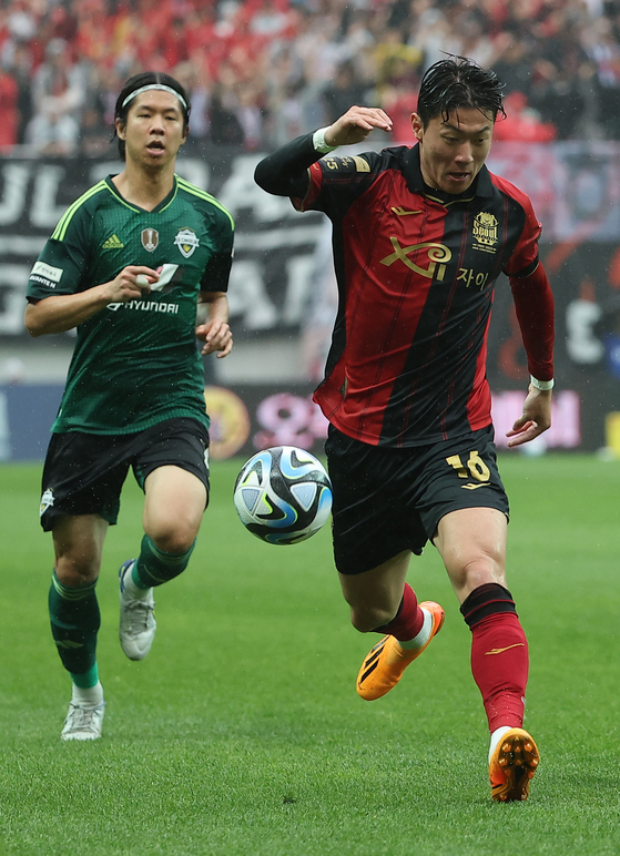FC Seoul's Hwang Ui-jo, right, dribbles during a K League game against Jeonbuk Hyundai Motors at Seoul World Cup Stadium in Mapo District, western Seoul on Friday. [YONHAP]