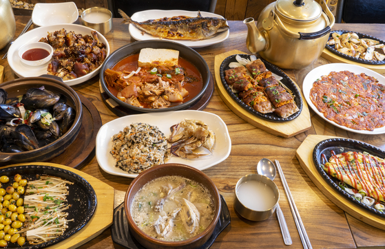 Side dishes served at a makgeolli restaurant in Jeonju, North Jeolla [BAEK JONG-HYUN]