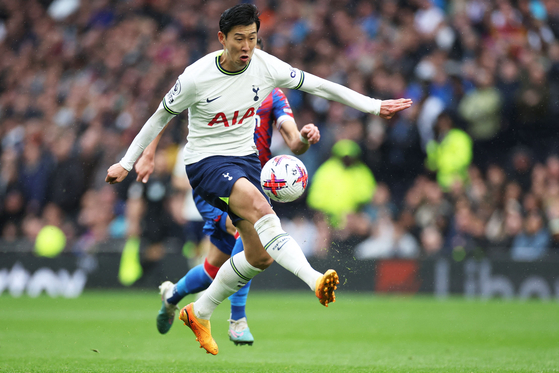 Son Heung-Min runs with the ball during a Premier League game against Crystal Palace at Tottenham Hotspur Stadium in London on Saturday.  [AFP/YONHAP]