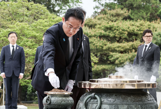 Japanese Prime Minister Fumio Kishida pays respects at the Seoul National Cemetery in Dongjak District, southern Seoul, alongside first lady Yuko Kishida, kicking off a two-day visit to Korea Sunday to hold a bilateral summit with President Yoon Suk Yeol. [JOINT PRESS CORPS]