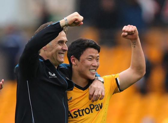 Wolverhampton Wanderers manager Julen Lopetegui, left, and midfielder Hwang Hee-chan celebrate after beating Aston Villa 1-0 at the Molineux in Wolverhampton, England on Saturday.  [REUTERS/YONHAP]