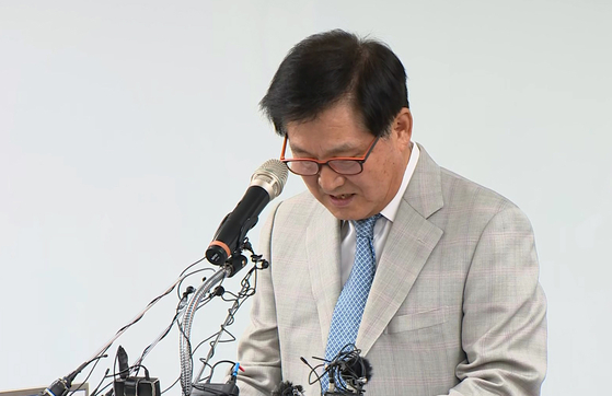 Kiwoom Group Chairman Kim Ik-rae announces his resignation during a press briefing held at Kiwoom Securities headquarter in Yeouido, western Seoul, on May 4. Kim apologized for sparking a social controversy in selling 1.4 million shares of Daou Data two days prior to its two-day crash of minus 30 percent. [YONHAP]