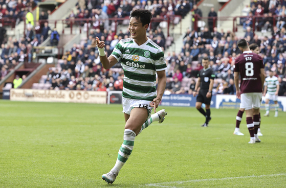 Celtic's Oh Hyeon-gyu celebrates scoring his side's second goal during a Scottish Premiership match against Heart of Midlothian at Tynecastle Park in Edinburgh on Sunday.  [AP/YONHAP]