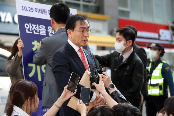 People Power Party Rep. Tae Yong-ho speaks to reporters outside the party's headquarters in Yeouido, western Seoul, on Monday afternoon, just before attending an ethics committee meeting. [YONHAP]