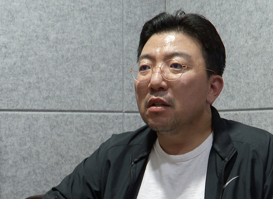 Ra Deok-yeon, head of a unregistered investment firm and a key suspect in the stock manipulation case, talks to a local news outlet on May 1. [YONHAP]