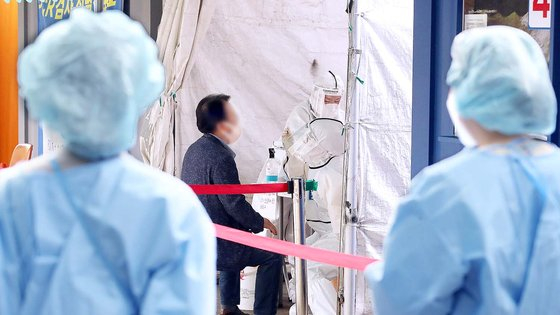 A person tests for Covid-19 at a testing center in Daegu on Saturday. [NEWS1] 