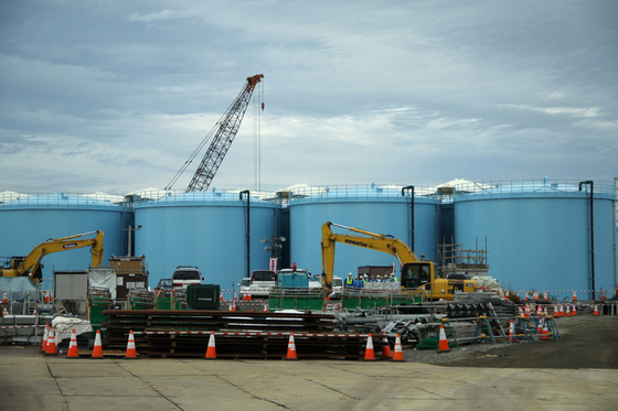 File photo taken on Oct. 12, 2017 shows huge tanks that store treated radioactive wastewater at the Fukushima Daiichi Nuclear Power Plant in Fukushima, Japan. [XINHUA/YONHAP]