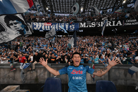 Napoli defender Kim Min-jae poses in front of the team’s fans at Stadio Diego Armando Maradona in Naples, Italy, on Sunday. Napoli beat Fiorentina 1-0 on Sunday, their first game in front of the home fans since winning the Serie A title for the first time in over 30 years on May 4.  [EPA/YONHAP]