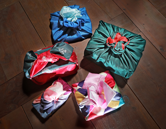 Presents wrapped in bojagi using numerous knotting methods. [PARK SANG-MOON]