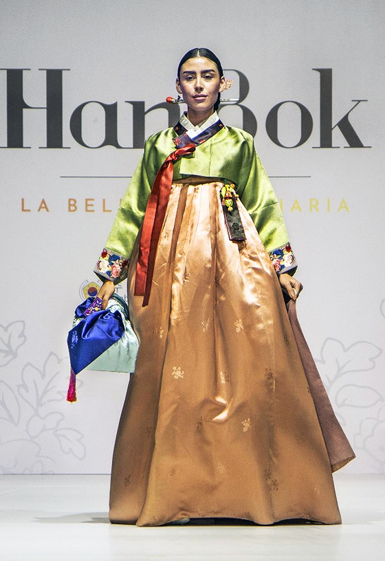 Models walk the runway holding gifts wrapped in bojagi during Lee's hanbok fashion show in Paraguay. [LEE HYO-JAE]