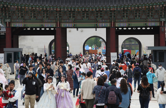People visit Gyeongbok Palace mask-free on Sunday. [NEWS1]