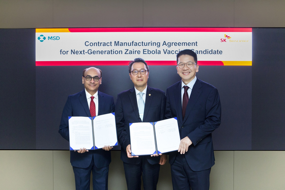From left, Sanat Chattopadhyay, executive vice president of MSD, Park Min-soo, vice minister of the Health and Welfare Ministry, and Chey Chang-won, vice chairman of SK discovery, take a photo after signing a vaccine manufacturing deal in Jongno District, central Seoul. [SK BIOSCIENCE]