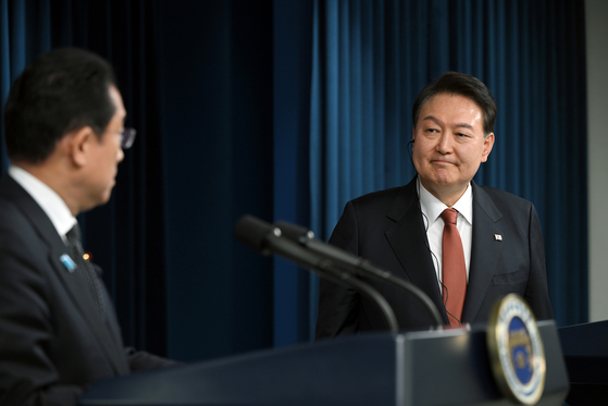 President Yoon Suk Yeol, right, and Japanese Prime Minister Fumio Kishida hold a joint press conference at the Yongsan presidential office in central Seoul on Sunday. [JOINT PRESS CORPS]