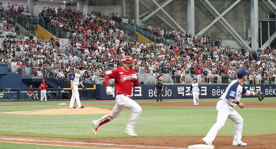 The SSG Landers take on the Kiwoom Heroes at Gocheok Sky Dome in western Seoul on Friday. The sell-out game was the only one able to be played in the KBO due to heavy rain on Friday, the annual Children's Day holiday and a major date in the Korean baseball calendar.  [NEWS1]