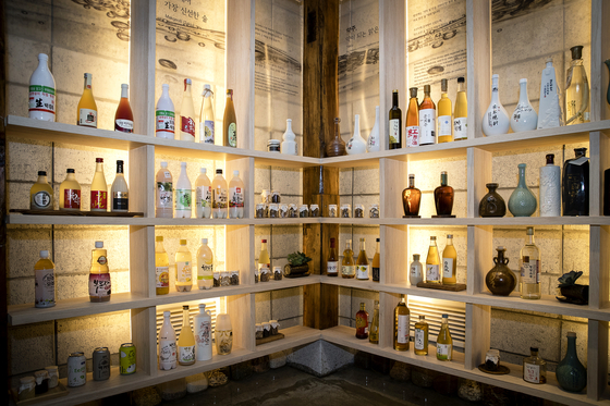Different traditional Korean liquorS are displayed at the Sool Gallery in Jongno District, central Seoul. [JOONGANG ILBO]