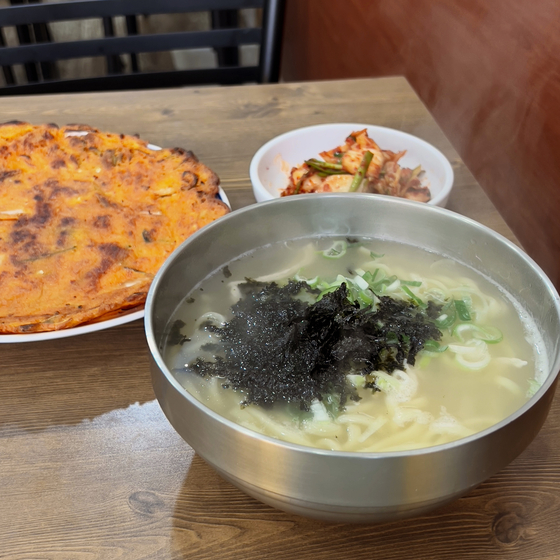 Jangwon Kalguksu's chicken kalguksu (knife cut noodles) and kimchi jeon (pan fried food) [LEE TAE-HEE]