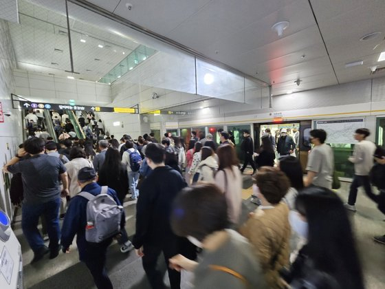 Passengers get out of the Gimpo Gold Line subway train at 9 a.m. Monday. [JANG SEO-YUN]