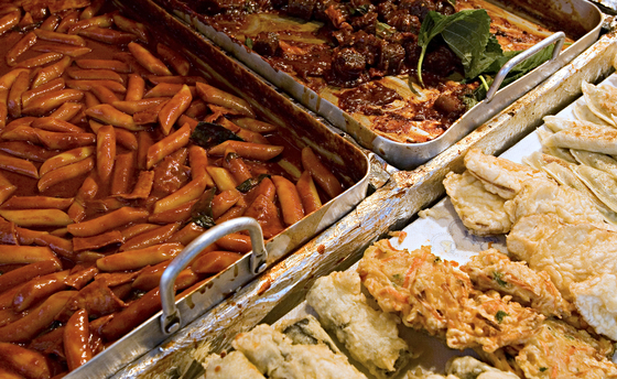 Tteokbokki (spicy rice cakes), sundae (blood sausage) and jeon (fritters) are common snack-like food in Korea collectively termed bunsik. [JOONGANG ILBO]