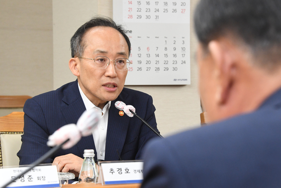 Finance Minister Choo Kyung-ho talks in a meeting during his visit to Hyundai Motor's Ulsan plant on Tuesday. [YONHAP]  